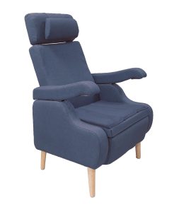 Armi-Aktiivituoli-seniorituoli-design-30-kankaisetkadensijat-tummansininen-tammi